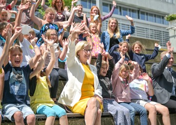 Landeshauptfrau Johanna Mikl-Leitner freut sich mit den Kids auf die Sommerferien in Niederösterreich.
