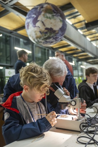 Kinder beim Experimentieren