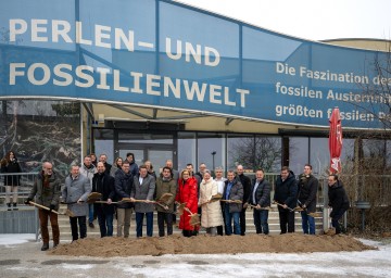 Landeshauptfrau Johanna Mikl-Leitner mit Regionsvertretern und Betreibern der Fossilienwelt Stetten beim Spatenstich zu den bevorstehenden Umbau- und Modernisierungsarbeiten.